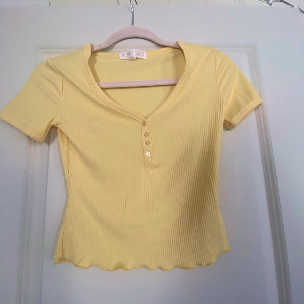 yellow cropped tee